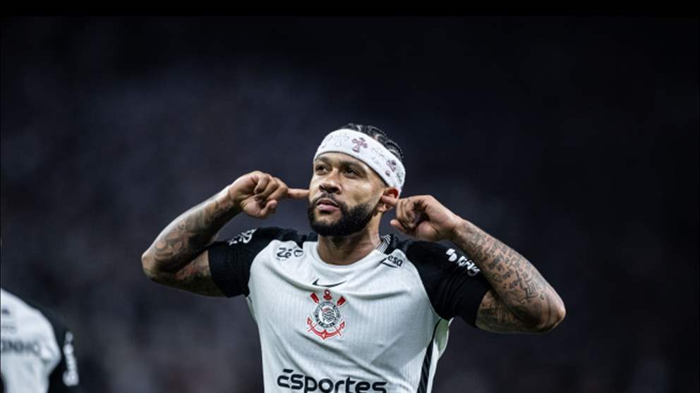 فيديو - طريقة وصول غريبة لممفيس ديباي الى الملعب