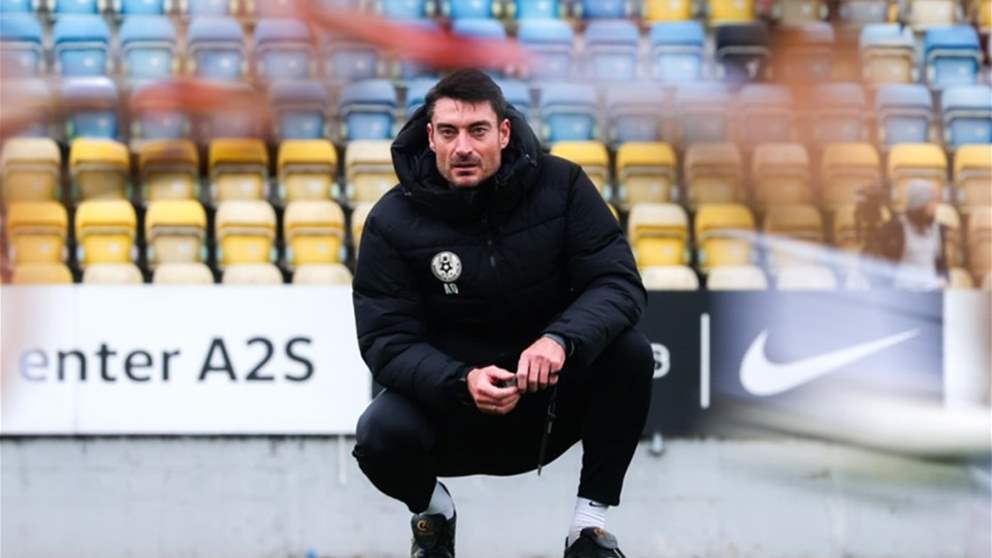 مدربٌ يختار أسلوباً جديداً لفرض الانضباط على لاعبيه 