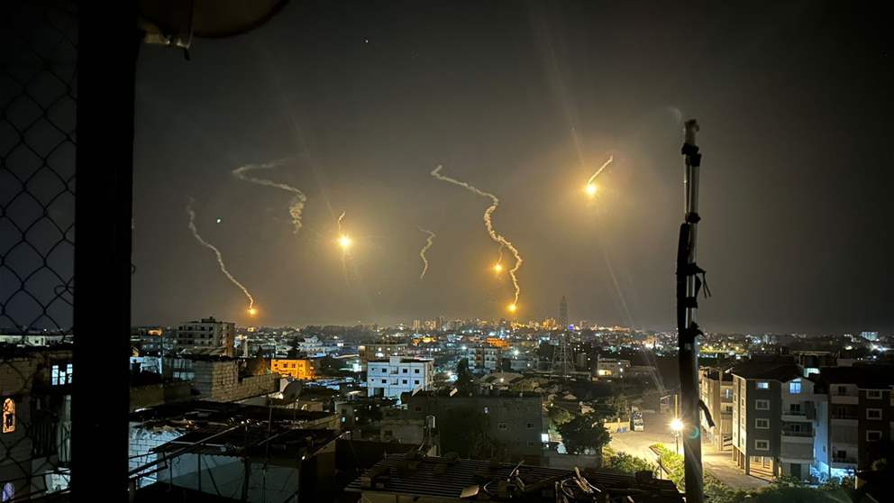 الجيش الإسرائيلي يلقي قنابل مضيئة في أجواء صور (شاهد الفيديو) 