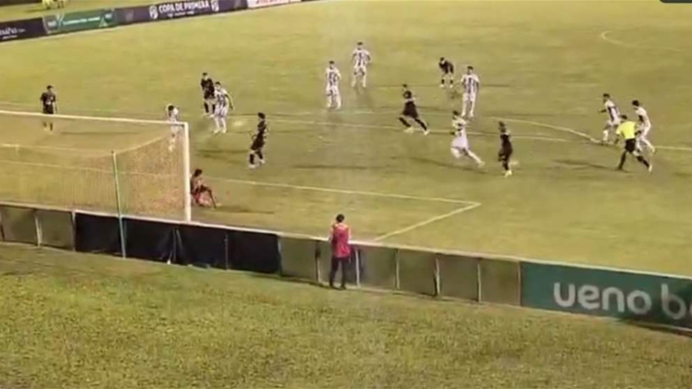 فيديو - هدف غريب وطريف في الدوري الباراغواياني