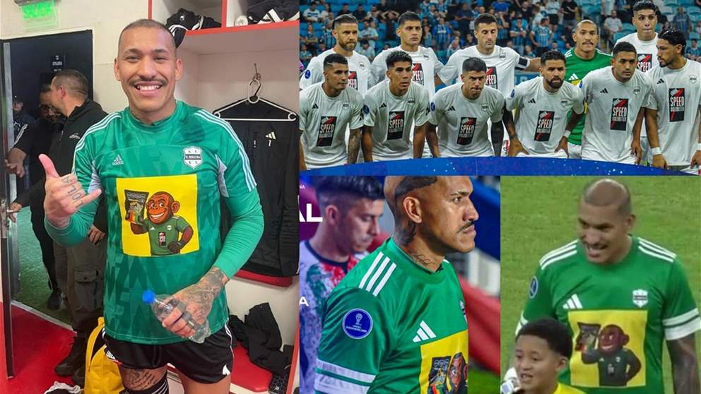 حمل على قميصه إعلاناً غريباً لقرد يحمل كيساً