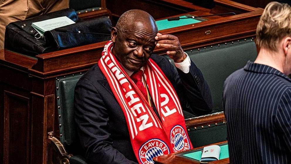 والد كومباني يحتفل بتأهل بايرن ميونيخ بوشاح في البرلمان 