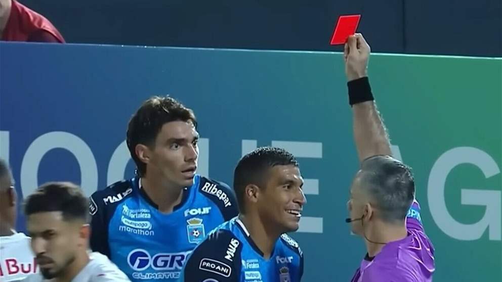 فيديو - تلقى بطاقتين صفراوين في لعبة واحدة وطُرد