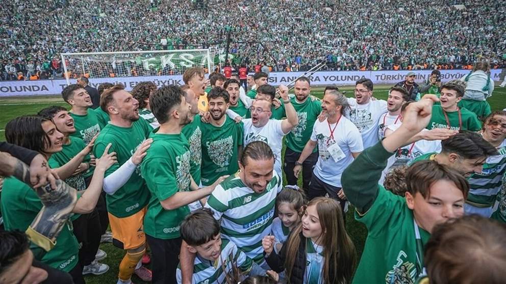 فيديو - زحف جماهيري مذهل لدعم فريق الدرجة الثالثة