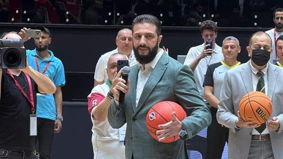 الرئيس السوري أحمد الشرع يلعب كرة السلة قبل بدء المبارة الودية بين سوريا ولبنان (فيديو)