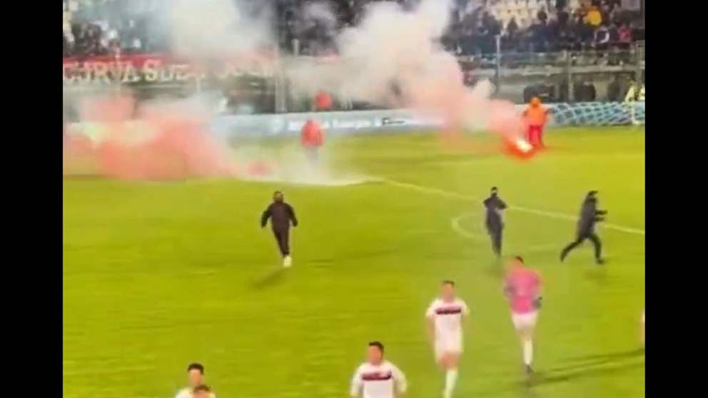 فيديو - اقتحام الميدان في الدرجة الثالثة واللاعبون يهربون