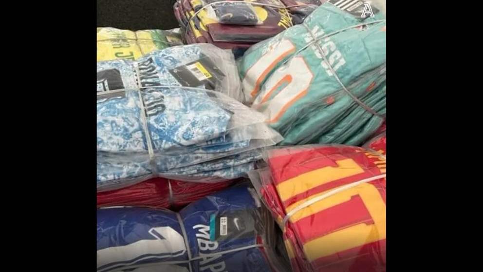 الشرطة تضبط أكثر آلاف القمصان المقلّدة قبيل المونديال