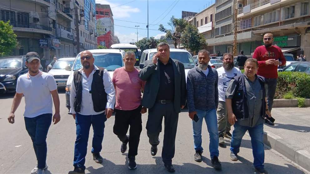 بالصور.. قطع الطريق في ساحة التل بطرابلس