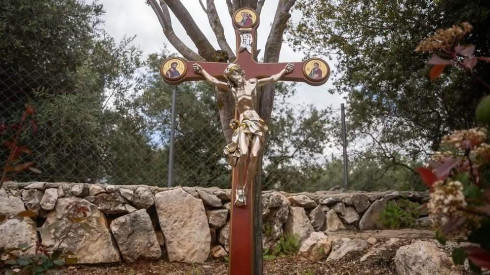 تمثال جديد في دبل.. ما علاقة أدرعي؟