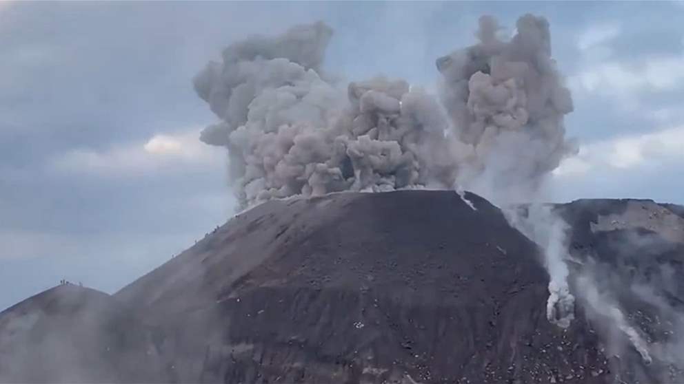 فيديو - ثورة البركان تحول رياضة المشي الى رعب
