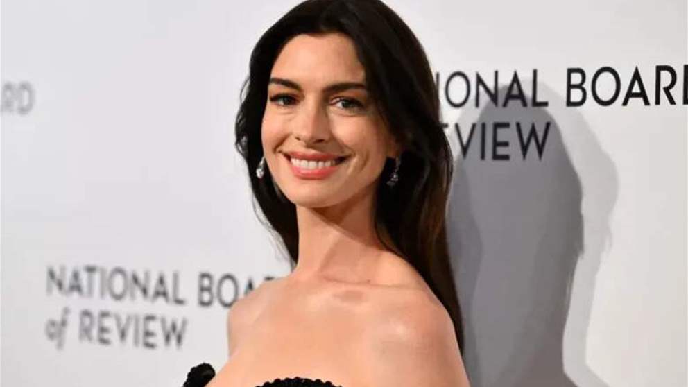 النجمة العالمية آن هاثاواي تحدث ضجة واسعة بعبارة “إن شاء الله”