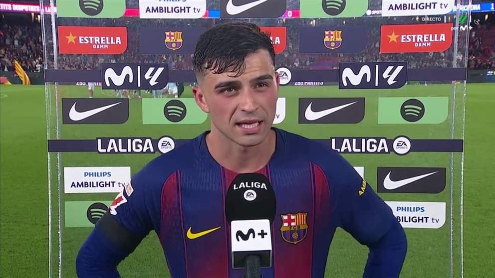 فيديو - بيدري يقطع مقابلة إعلامية للاحتفال مع دي يونغ 