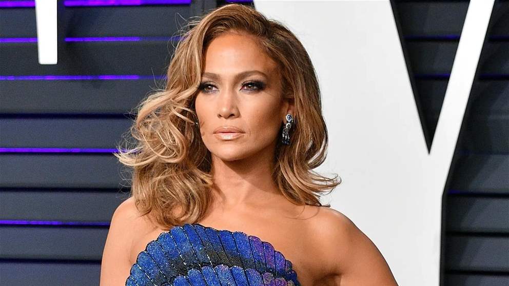 جينيفر لوبيز تستعرض عضلات بطنها بعمر 56 وتخــ ــطف الأنظار بإطلالة رياضية