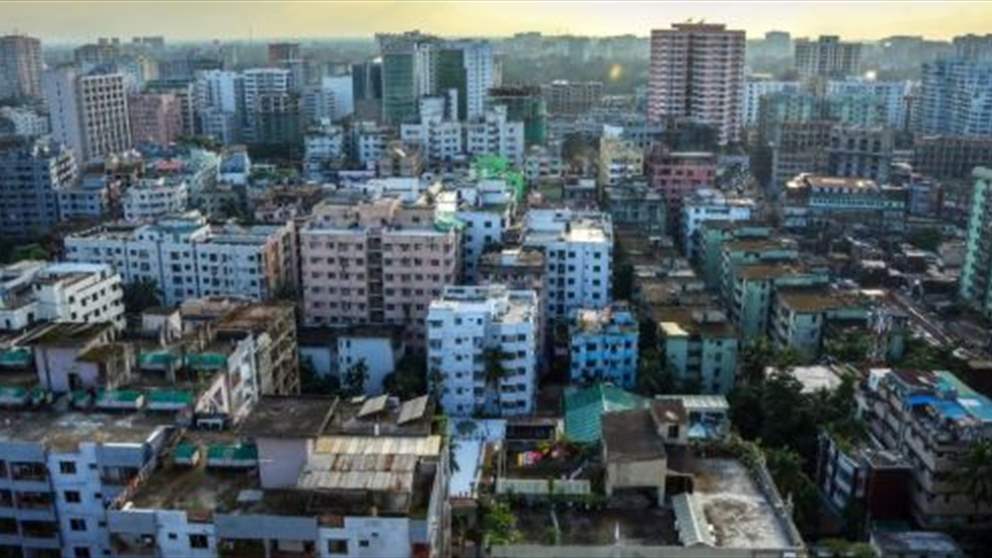 بالفيديو - أب يحتضن طفله وينقذه تحت القطار