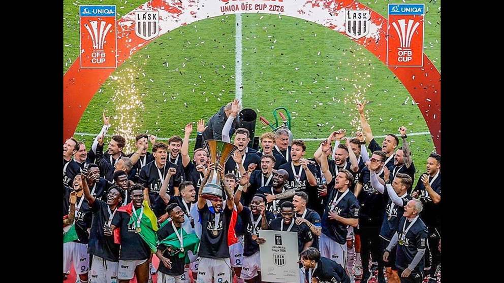 فيديو - أنهى انتظاراً دام 61 عاماً واللاعبون احتفلوا على "رأس مدربهم"