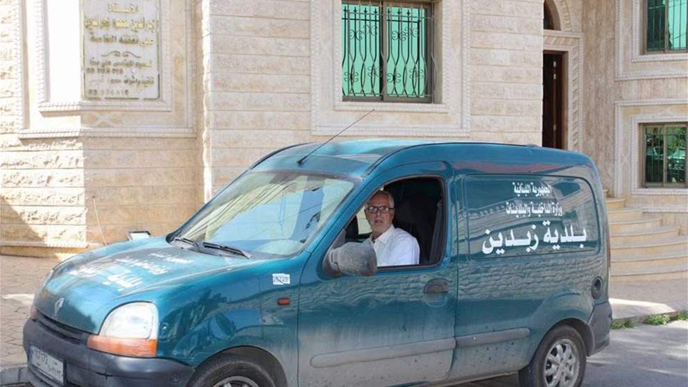 أثناء  توزيع الخبز على الصامدين.. استشهاد جابي البلدية (صورة)
