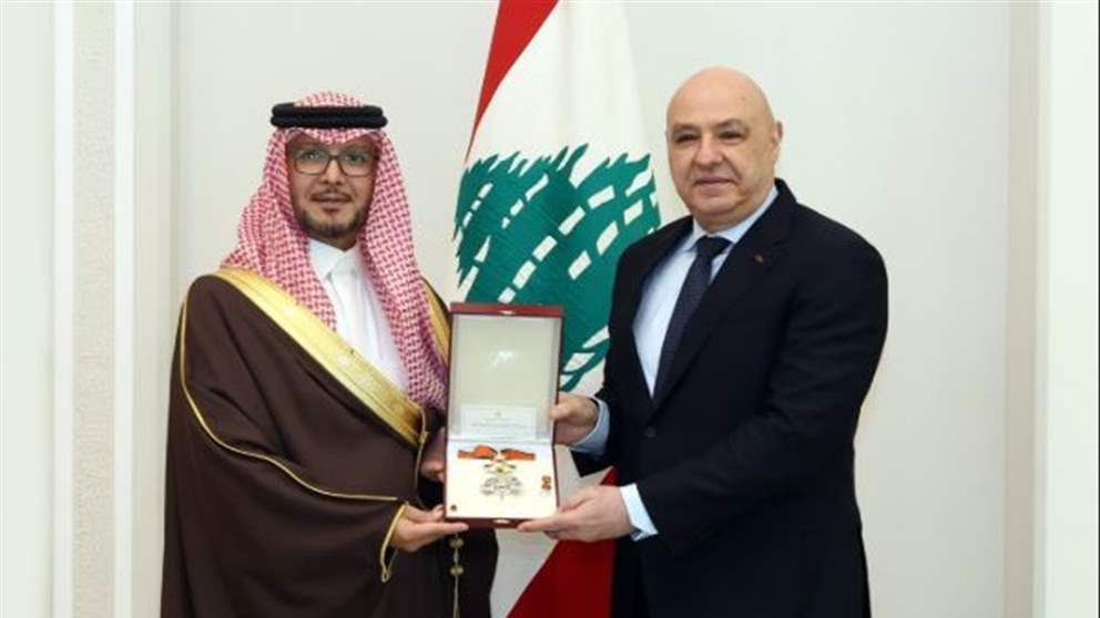 الرئيس عون يُقلّد السفير السعودي وسام الأرز الوطني من رتبة ضابط أكبر