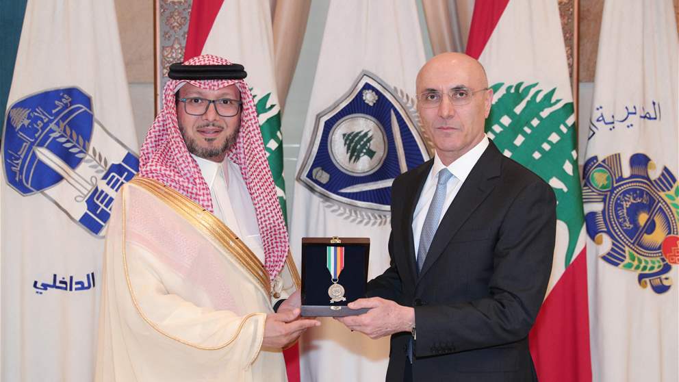 الحجار يمنح بخاري ميدالية وزارة الداخلية والبلديات