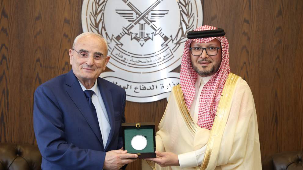 وزير الدفاع يستقبل بخاري في زيارة وداعية