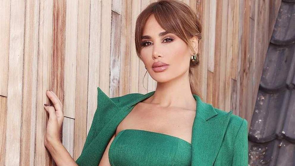 داليدا عياش تحقق أمنية متابعة بهدية مميزة من تصاميمها
