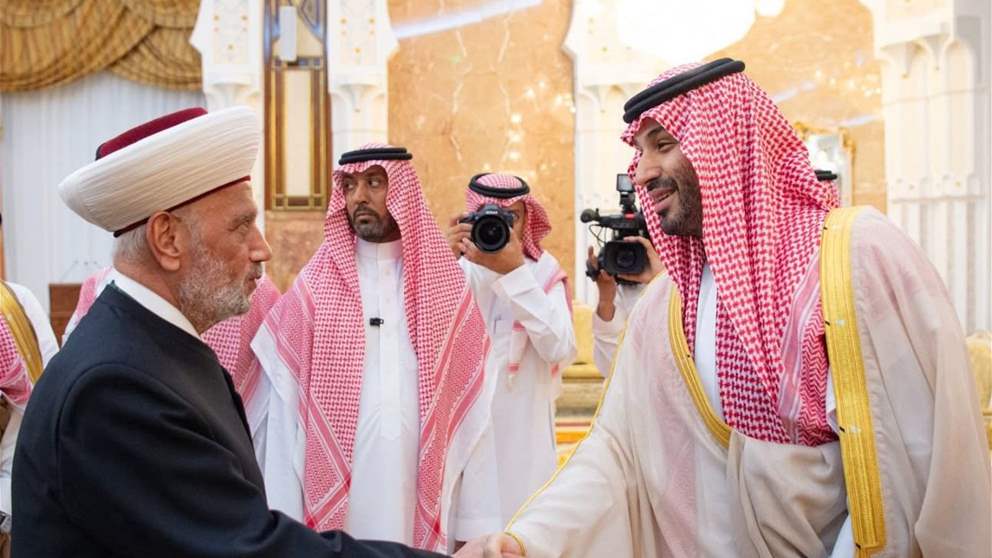 في قصر منى.. ولي العهد السعودي يستقبل المفتي دريان