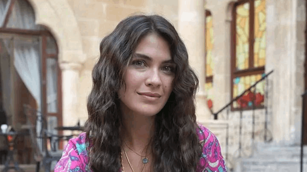 خطوة مفاجئة من نجمة "التفاح الحرام" تشعل شائعات الانفصال عن خطيبها