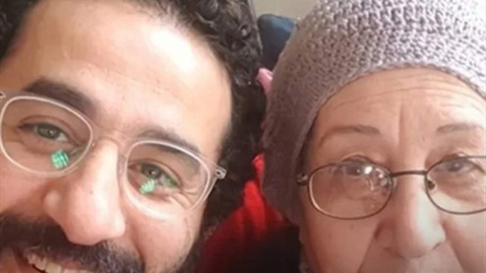 أحمد حلمي يؤمّ المصلين في جنازة والدته وشقيقته تنهار بالبكاء