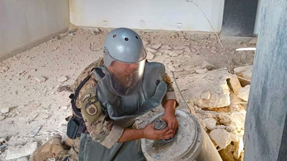 الجيش يفكك قنبلتين غير منفجرتين من مخلفات العدوان في صور (صور)