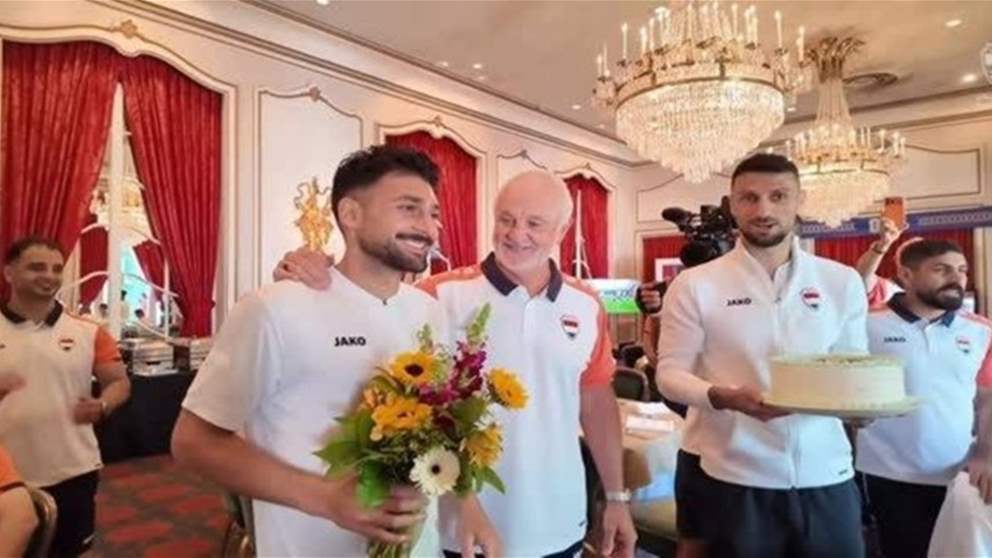 فيديو - مدرب العراق يفاجئ لاعبه بمولوده الجديد