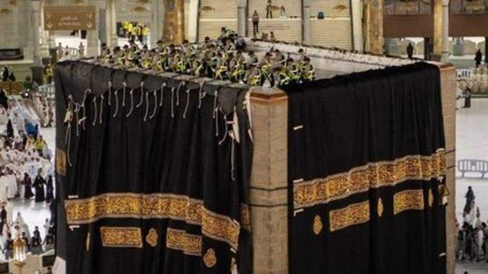 بين خيوط الذَّهب والحرير.. الكعبةُ المشرَّفة تكتسي ثوبها الجديد في مشهدٍ تاريخي مهيب!