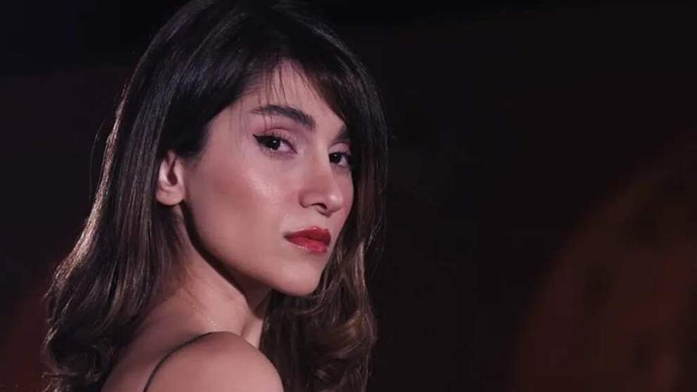 الحكم على الفنانة الإيرانية باراستو أحمدي بالجلد 74 جلدة 