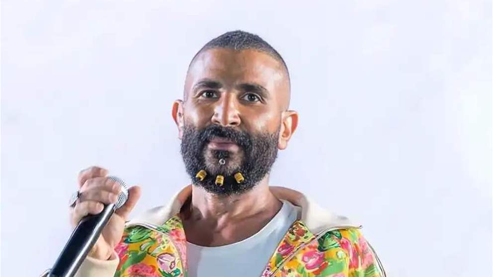 أحمد سعد يفاجئ الجمهور بحلاقة شعره على الهواء