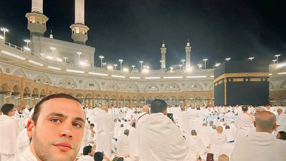محمد إمام يؤدي العمرة ويشارك لحظاته أمام الكعبة