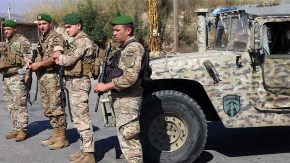 مداهمات وتوقيفات.. بيان للجيش 