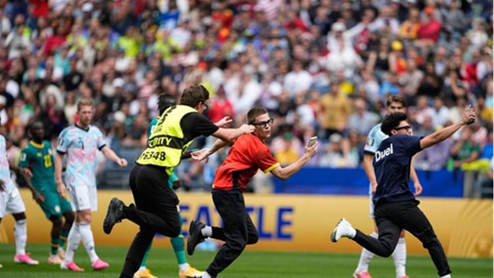 فيديو - اقتحام مفاجئ يوقف مواجهة بلجيكا والسنغال