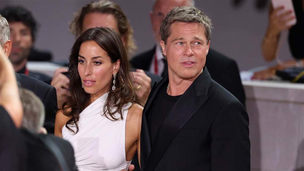 براد بيت وإينيس دي رامون يعلنان حبهما رسميًا... وصور رومانسية تشعل الجدل حول زواجهما