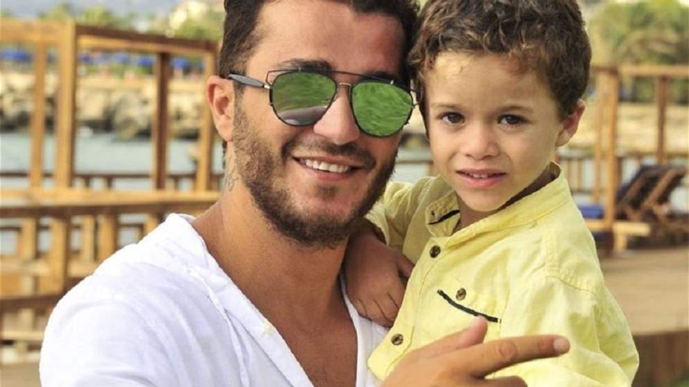 ظهور نادر لـ ابن جورج الراسي .. بدا نسخة مصغرة عن والده 