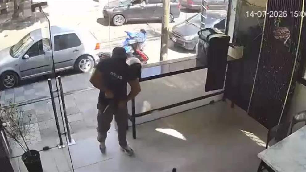 مشاهد صادمة من صيدا.. ملثمون يهددون شخصًا داخل محل