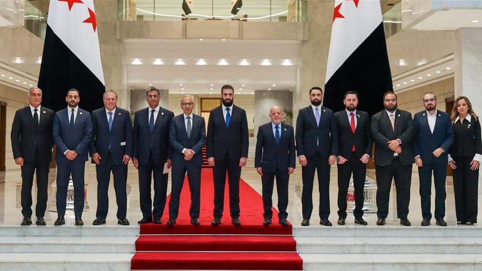  من لقاء الرئيس السوري أحمد الشرع في قصر الشعب في دمشق بالوفد اللبناني برئاسة وزير الاقتصاد عامر البساط 