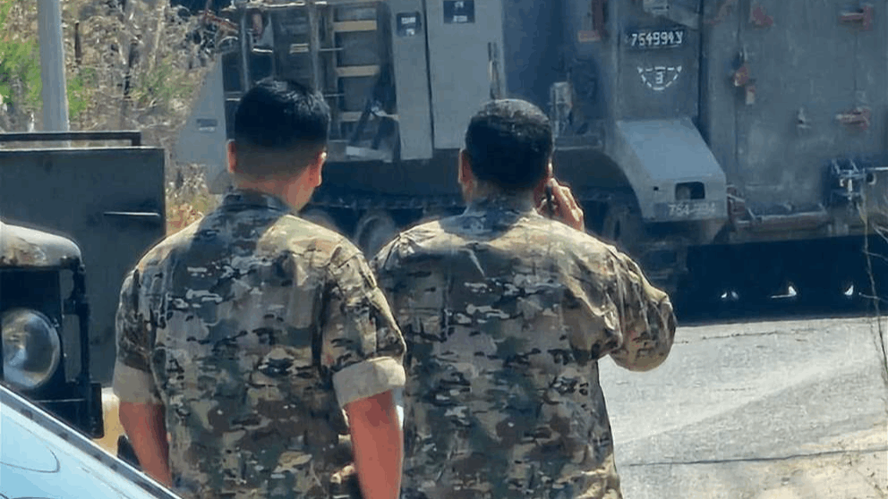 بالصورة.. آلية إسرائيلية قرب حاجز الجيش اللبناني