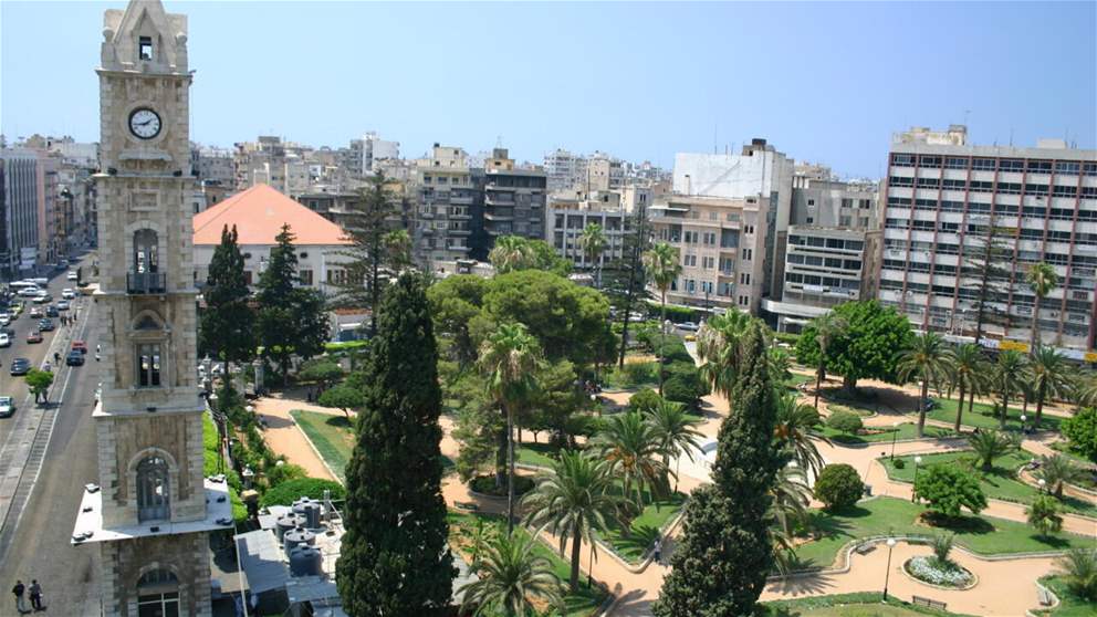 حادث غريب.. والسيارة تستقر فوق شرفة منزل! (فيديو)