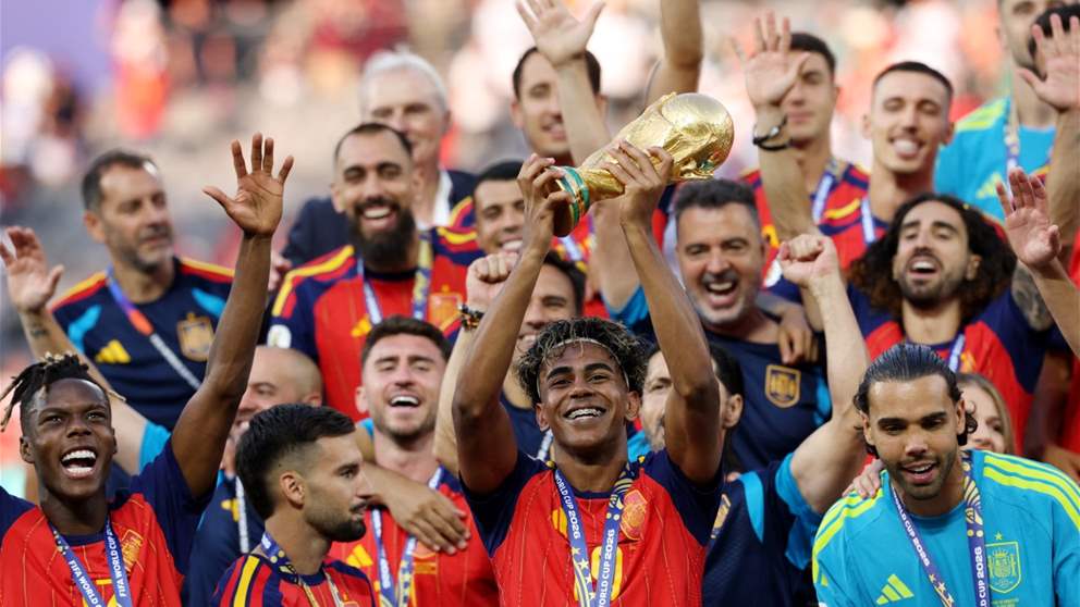  ترامب يسلّم كأس العالم للمنتخب الاسباني (شاهد الفيديو) 