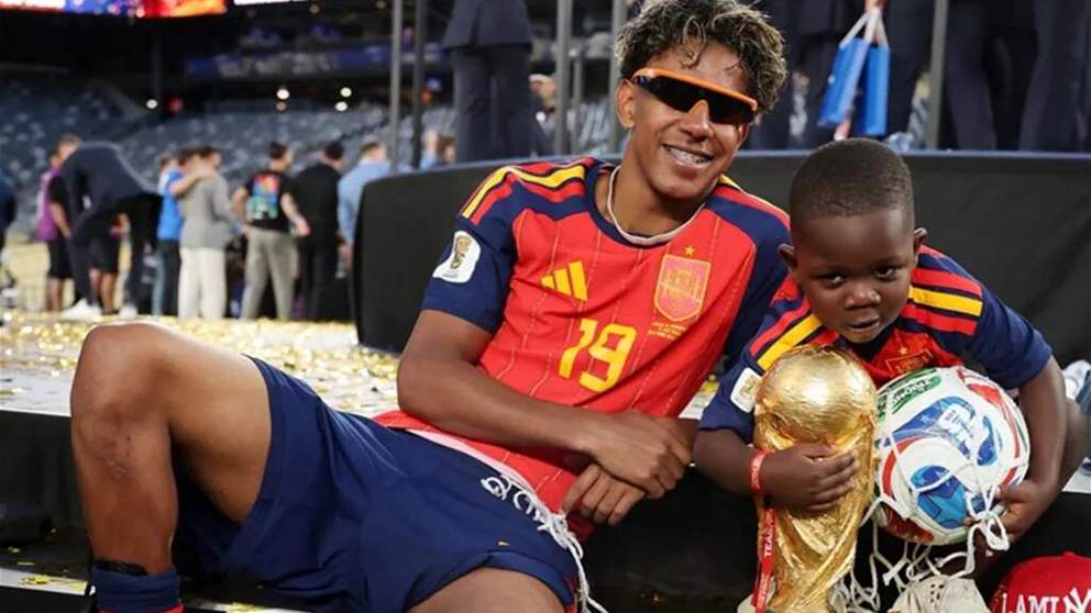 شقيق لامين يامال الصغير يتحول إلى نجم احتفالات إسبانيا بكأس العالم