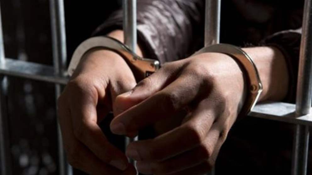أوقفوه بعد أن ارتمى أمام السيارات.. فاعترف بالسرقة