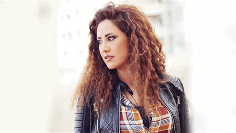 علا باشا تفجع بوفاة والدتها ونقابة الفنانين السوريين تنعاها