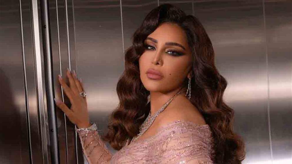 معجبة تشد شعر أحلام أمام الجمهور 