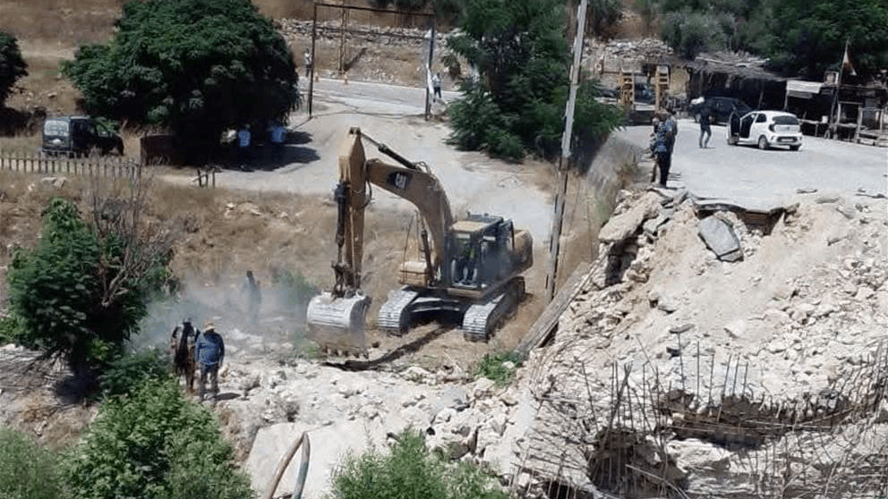 وزارة الأشغال تباشر إنشاء ممر مؤقت في قاعقعية  الجسر