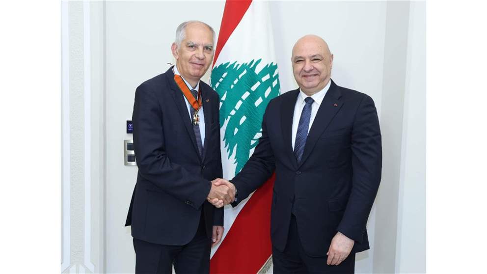 الرئيس عون يكرّم السفير ماغرو بوسام الأرز الوطني