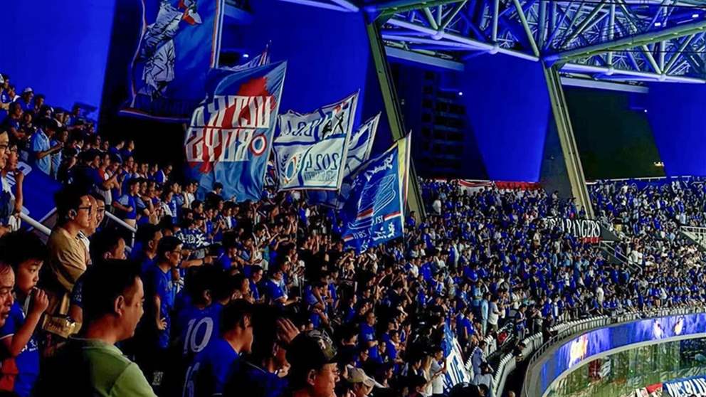 فيديو - قميص طفل يقود 3 مشجّعين للاحتجاز
