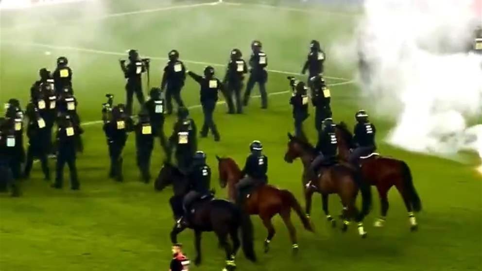 خيول تقتحم ملعب لفض الشغب (فيديو)